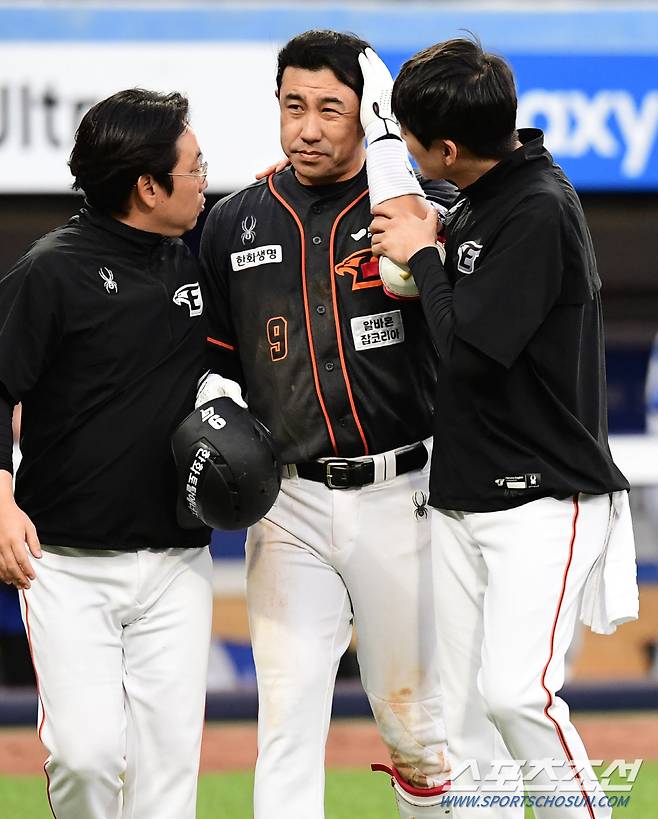 2일 대구 삼성라이온즈파크에서 열린 삼성과 한화의 경기. 7회 삼성 코너가 김강민의 헬멧을 맞추는 투구를 했다. 고통을 호소하는 김강민. 대구=송정헌 기자songs@sportschosun.com/2024.06.02/