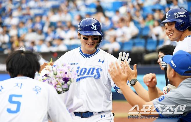 13일 대구 삼성라이온즈파크에서 열린 삼성 라이온즈와 LG 트윈스의 경기. 2회말 삼성 박병호가 솔로포를 날린 뒤 환호하고 있다. 대구=박재만 기자 pjm@sportschosun.com/2024.06.13/