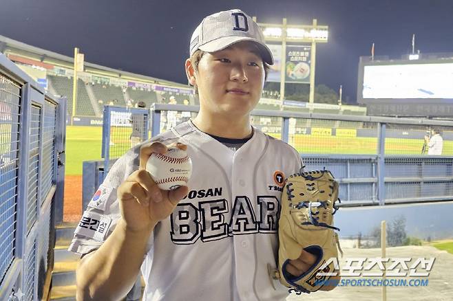 두산 김택연이 마무리 투수로 첫 세이브를 따낸 뒤 기념공을 들고 포즈를 취했다. 잠실=권인하 기자
