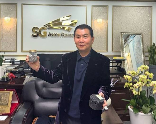 박창호 SG 대표가 에코스틸아스콘에 쓰이는 슬래그와 제품을 소개하고 있다. /사진제공=SG