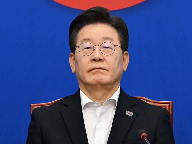 이재명 더불어민주당 대표가 12일 국회에서 열린 최고위원회의에 참석, 굳은 표정으로 생각에 잠겨 있다. /이덕훈 기자