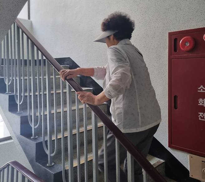 12일 인천 중구의 한 아파트에서 80대 주민이 12층 집에 가기 위해 계단을 걸어 올라가는 모습. 지난 5일 아파트 단지의 엘리베이터가 전부 멈춰서면서 주민들이 불편을 겪고 있다. /이현준기자