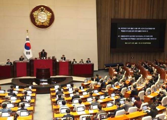 한국 경제의 발목을 잡는 규제를 완화하기 위해서는 국회의원들의 입법 남발을 제어할 필요가 있다고 전문가들은 지적한다. 사진은 지난 2월 29일 열린 국회 본회의에서 법안을 표결하는 모습./뉴스1
