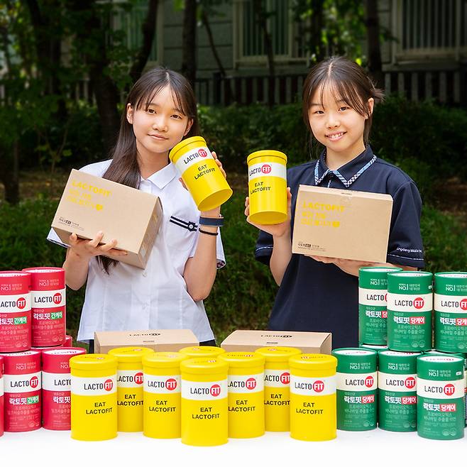 락토핏 친환경 아이디어를 제공한 김태연(왼쪽), 이지효(오른쪽) 학생