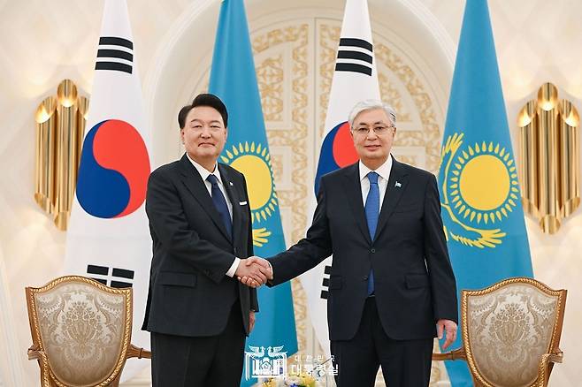 윤석열 대통령이 12일(현지시간) 카자흐스탄 아스타나 대통령궁에서 카슴-조마르트 토카예프 카자흐스탄 대통령과 정상회담에 앞서 악수하고 있다.(대통령실 홈페이지)