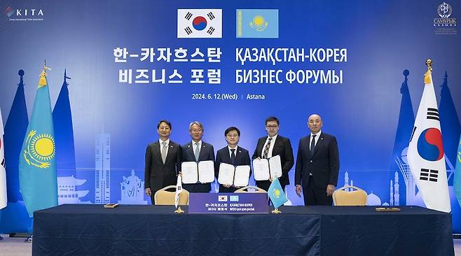 두산에너빌리티가 12일(현지시간) 카자흐스탄에서 열린‘한국-카자흐스탄 비즈니스포럼’에서 삼룩에너지와 카자흐스탄 발전소 환경설비 공급 사업추진 MOU를 체결했다. 왼쪽부터 안덕근 산업통상부 장관, 한전KPS 김도윤 부사장, 두산에너빌리티 김정관 부사장, 삼룩에너지 루슬란 옐루바예비치 투르감바예프 부사장, 카자흐스탄 카낫 샤를라파에프 산업건설부장관.(ⓒ뉴스1, 무단 전재-재배포 금지)