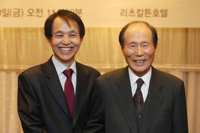 정문술(오른쪽) 전 미래산업 회장이 2014년 한국과학기술원(KAIST·카이스트)에 215억 원을 추가로 기부하며 이광형 당시 카이스트 바이오 및 뇌공학과 교수와 기념사진을 촬영하고 있다. 카이스트 제공