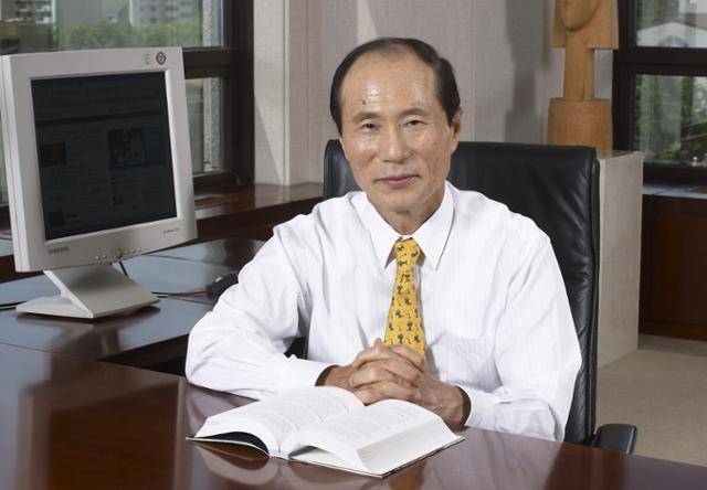 정문술 전 미래산업 회장이 13일 오전 향년 86세로 별세했다. '벤처 1세대'인 정 전 회장은 '부를 대물림하지 않겠다'는 신념을 강조하며 전문경영인에게 경영권을 내준 뒤 일선에서 물러났고, 2001년과 2014년 한국과학기술원(KAIST·카이스트)에 515억 원을 기부했다. 기부금은 카이스트 바이오 및 뇌공학과 발전의 토대가 됐다. 사진은 정 전 회장의 모습. 카이스트 제공