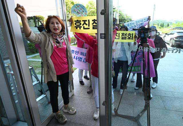 한국유방암환우총연합회 회원들이 13일 서울 용산구 대한의사협회를 찾아 휴진 철회를 촉구하고 있다. 박시몬 기자