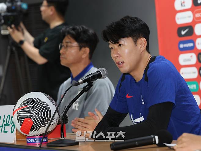 김도훈 임시 감독이 이끄는 한국 남자축구국가대표팀이 10일 오후 고양종합운동장에서 중국과의 2026북중미월드컵 아시아 예선을 하루 앞두고 기자회견 했다. 김도훈감독과 손흥민이 취재진들의 질문에 답하고있다. 고양=정시종 기자 capa@edaily.co.kr /2024.06.10.