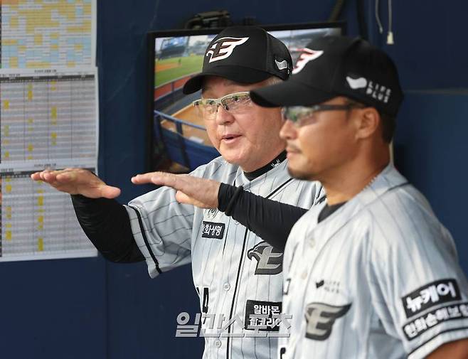 2024 KBO리그 프로야구 두산베어스와 한화이글스의 경기가 12일 오후 서울 잠실야구장에서 열렸다. 3회초 김경문 감독이 선수들에게 지시를 하고 있다. 잠실=김민규 기자 mgkim1@edaily.co.kr