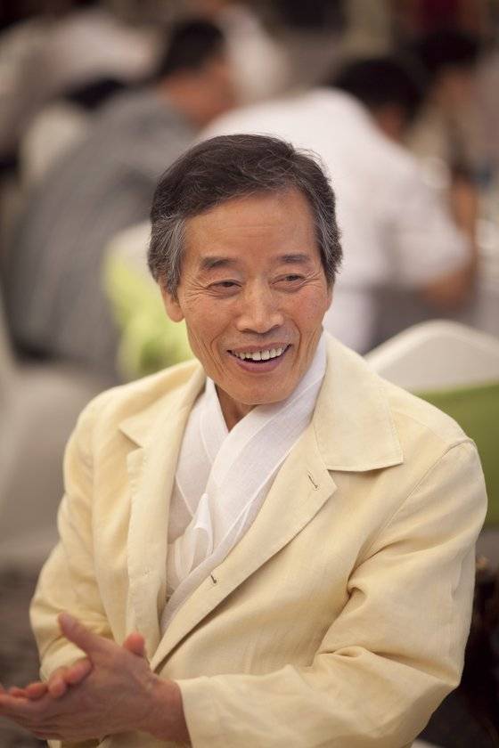 고(故) 박무익 전 회장은 ‘일류 리서처의 요건’으로 “사람에 대한 관심과 흥미”를 꼽았다. 보통사람들의 생각과 대화를 엿듣는 게 좋다며 주로 버스·택시를 이용했다. [사진 한국갤럽]