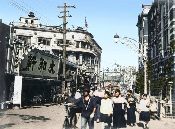1930년대 경성의 모습. 서울 중구 충무로 거리. 왼쪽에 보이는 대화헌(大和軒)은 일본 과자점이다. 사진 서해문집