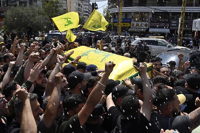 12일(현지시간) 레바논 베이루트에서 전날 이스라엘군의 폭격으로 사망한 헤즈볼라 고위급 지휘관 탈레브 압둘라의 장례식이 열리고 있다. EPA연합뉴스