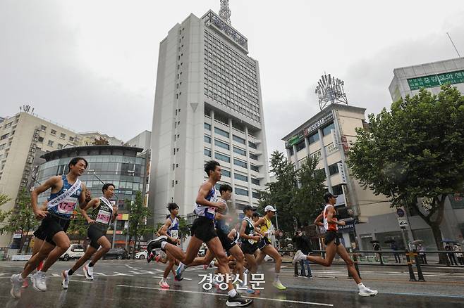 제52회 대통령기 전국통일구간마라톤대회에 참여한 선수들이 레이스를 펼치고 있다. 성동훈 기자