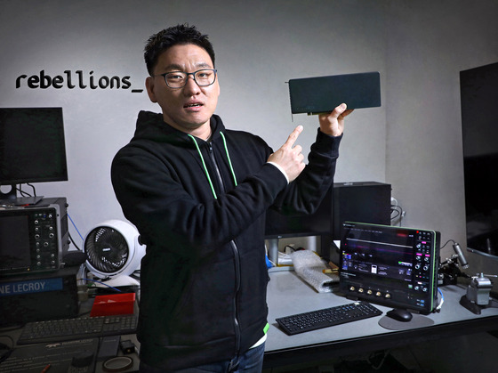 박성현 리벨리온 대표가 지난 4월 분당 리벨리온 본사에서 진행된 코리아중앙데일리와의 인터뷰 후 포즈를 취하고 있다. 박상문 기자.