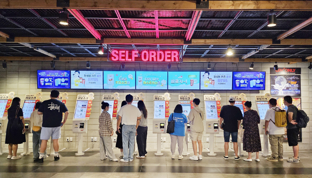 관람객들이 12일 서울 CGV 용산아이파크몰 내에 키오스크에서 팝콘 등을 고르고 있다. 5월 한국 영화 매출 비중이 최고치를 경신하면서, 올 여름 성수기 한국 영화에 대한 기대감이 커지고 있다. CGV 제공