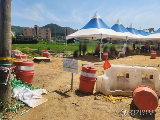 광주시가 퇴촌면 광동로 퇴촌토마토축제 행사장 인근에 장애인단체가 천막을 설치하고 있는 토지의 일부가 시 소유임을 알리는 표지판을 설치하고 천막 철거를 요구하고 있다. 한상훈기자