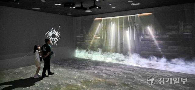 1919년 4월 15일 일제가 벌였던 '제암리·고주리 학살'을 표현한 영상이 상영되고 있다. 윤원규기자