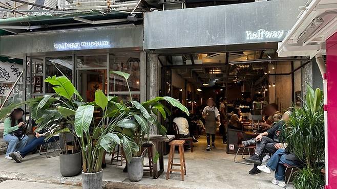 캣 스트리트의 카페들.  /사진= 강예신 기자