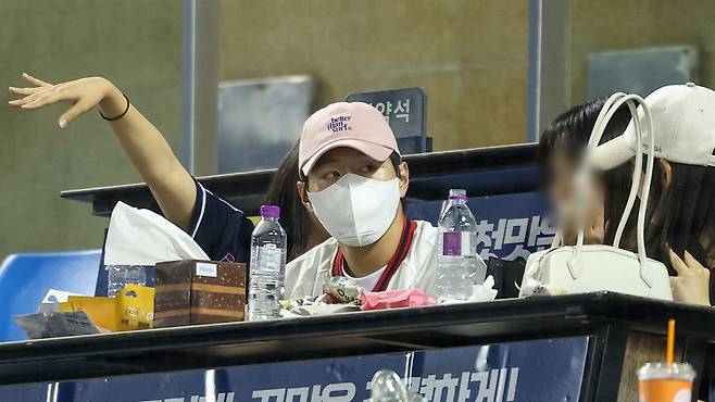 대한민국 축구 국가대표팀 이강인이 지난 12일 오후 서울 송파구 잠실야구장에서 열린 '2024 신한 SOL 뱅크 KBO리그' 한화 이글스와 두산 베어스의 경기를 관람하고 있다. /2024.06.12. /사진=뉴스1