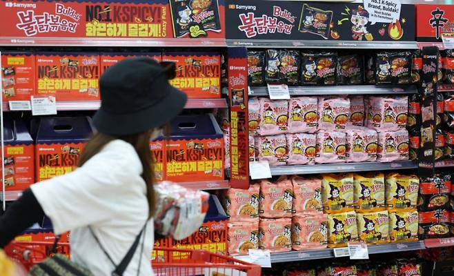 덴마크가 삼양식품의 불닭볶음면 3가지 맛을 리콜했다. 사진은 서울 시내 대형마트에 불닭볶음면이 진열돼 있는 모습. /사진= 뉴시스