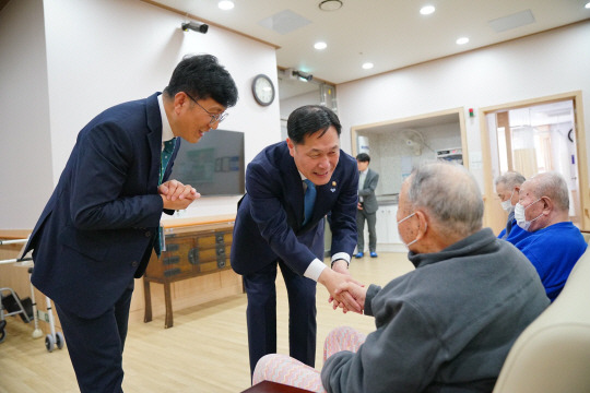 이희완 국가보훈부차관이 지난 5월 9일 경기도 수원시 보훈요양원을 방문해 입소한 국가유공자를 위문하고 있다. 국가보훈부 제공