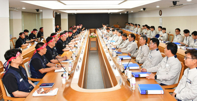 현대자동차 노사 대표가 지난달 23일 울산공장 본관 동행룸에서 2024년 임금협상 교섭 상견례를 진행하고 있다. [현대차 제공]