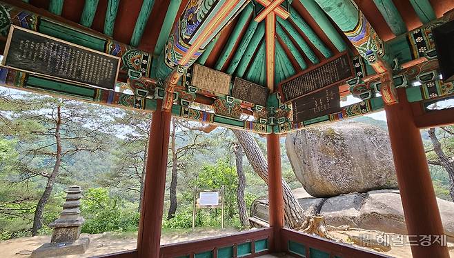 요선정 내부. 조선 임금들의 시구가 걸려 있다.