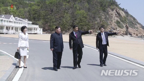 [서울=뉴시스]시진핑 중국 국가주석이 김정은 북한 국무위원장과 6년 전 회담한 중국 동북부 공원에서 두 정상의 족적(발자국)을 본뜬 기념비가 사라졌다고 니혼게이자이신문이 13일 보도했다.﻿﻿ 사진은 2018년 5월9일 김정은 국무위원장의 중국 랴오닝(遼寧)성 다롄(大連) 방문을 보도한 북한 조선중앙TV 화면. 2024.06.13. (사진=조선중앙TV 캡처)