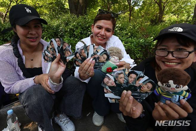 [서울=뉴시스] 김혜진 기자 = 13일 서울 송파구 종합운동장 내 풋살장 및 체육공원 일대에서 열린 방탄소년단(BTS) 2024 FESTA 그라운드 행사에서 팬들이 기념사진을 찍고 있다.방탄소년단 BTS 2024 페스타는 방탄소년단의 데뷔일인 6월 13일을 기념하며 팬들과 만나는 축제다. 페스타 행사 중 1부 '진스 그리팅스'(진's Greetings)에서는 팬 1000명을 대상으로 한 허그회를 진행한다. 이는 아미와 가까운 거리에서 뜻깊은 시간을 보내고 싶다는 진의 제안으로 마련됐다. 2024.06.13. jini@newsis.com