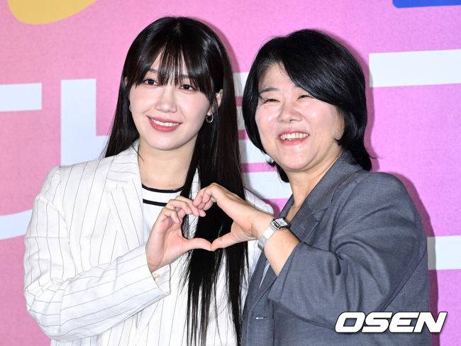 [OSEN=이대선 기자] 13일 오후 서울 신도림동 라마다 서울 신도림 호텔에서 JTBC 새 토일드라마 '낮과 밤이 다른 그녀' 제작발표회가 열렸다.어느 날 갑자기 노년 타임에 갇혀버린 취준생과 낮과 밤 올 타임 그녀에게 휘말린 능력캐 검사의 기상천외한 인턴십 X 앙큼달콤 로맨틱 코미디 드라마로 6월 15일 밤 10시 30분 첫 방송된다.배우 정은지, 이정은이 포토타임을 갖고 있다.2024.06.13 /sunday@osen.co.kr