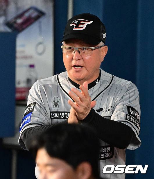 [OSEN=잠실, 지형준 기자] 4회초 수비를 마치고 한화 김경문 감독이 선수들을 격려하고 있다. 2024.06.12 / jpnews@osen.co.kr