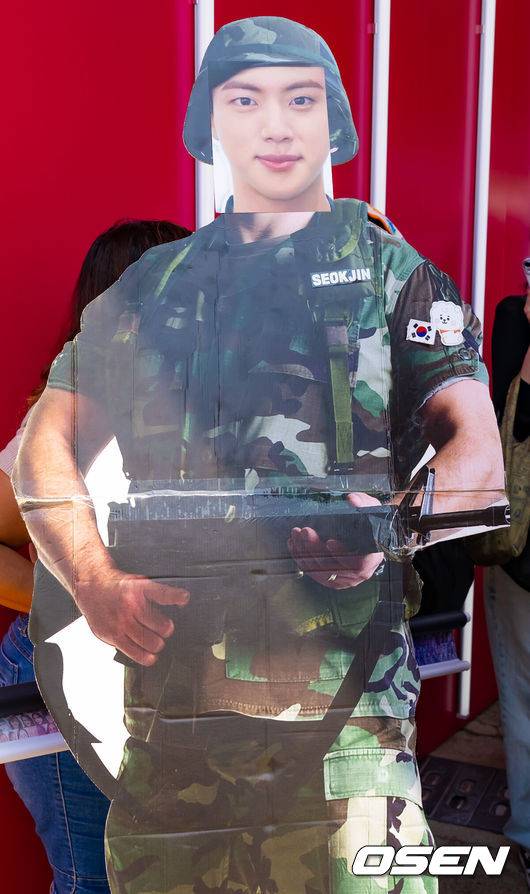 [OSEN=잠실, 민경훈 기자] 13일 방탄소년단(BTS) ‘2024 FESTA’ 그라운드 행사가 서울 잠실 종합운동장 내 풋살장 및 체육공원(웅비상 인근) 일대에서 열렸다.'페스타'는 방탄소년단이 데뷔일인 6월 13일을 기념하며 팬들과 만나는 축제로, 진은 이 가운데 서울 잠실실내체육관에서 열리는 팬 이벤트에 참석한다.&nbsp;BTS 2024 페스타 입장을 기다리던 해외 팬이 진 등신대를 들고 입장하고 있다. 2024.06.13 / rumi@osen.co.kr