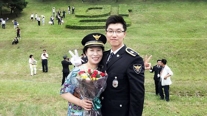 2015년 중앙경찰학교 졸업식에서 김현 경사(오른쪽)와 그의 어머니