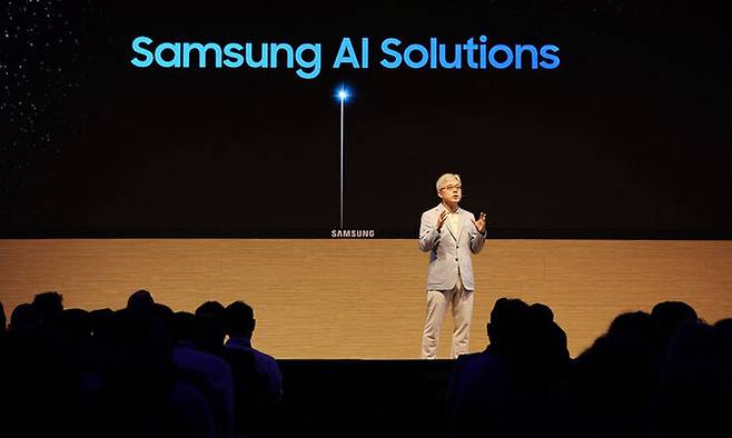 삼성전자 파운드리사업부 최시영 사장이 12일(현지시간) 미국에서 열린 ‘삼성 파운드리 포럼 2024’에서 기조연설을 하고 있다. 삼성전자 제공