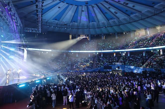 지난해 12월10일 서울 잠실실내체육관에서 열린 ‘2023-2024 한국방문의해 기념 케이링크 페스티벌’에서 관객들이 콘서트를 즐기고 있다. ⓒ연합뉴스