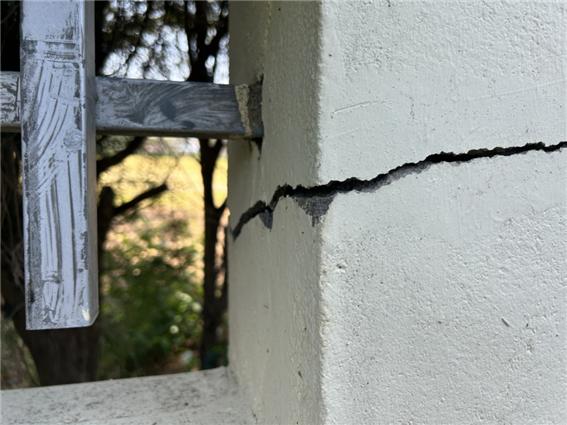 전북 부안군에서 발생한 4.8 규모 지진으로 부안군 계화면에 있는 한 중학교 담벼락에 금이 가 있다. ⓒ 전북자치도교육청 제공