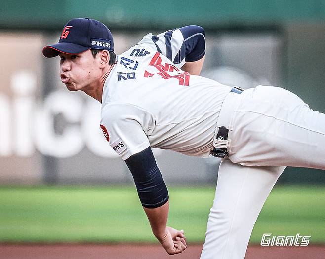 롯데 김진욱이 12일 사직 키움전에서 역투하고 있다. 사진제공 | 롯데 자이언츠
