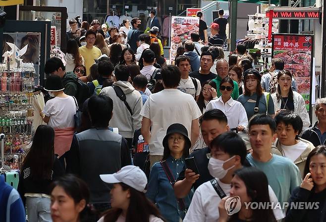 관광객으로 붐비는 명동거리 (서울=연합뉴스) 이정훈 기자 = 1일 서울 명동거리가 시민들과 관광객들로 붐비고 있다. 중국 노동절(오일절·5월 1∼5일)과 일본 골든위크(4월 27∼5월 6일) 등이 맞물려 외국인 방문객이 크게 늘 것으로 예상된다. 2024.5.1 uwg806@yna.co.kr