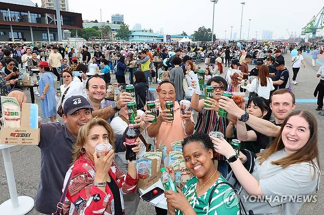 건배하는 외국인 관광객들 (인천=연합뉴스) 임순석 기자 = 25일 오후 인천 중구 인천항 상상플랫폼 야외광장에서 열린 '제2회 1883 인천맥강파티'에서 외국인 관광객들이 닭강정과 맥주를 즐기고 있다.
    '1883 인천맥강'은 인천항 개항 연도인 1883년과 인천 개항로의 맥주의 '맥', 신포시장의 닭강정의 '강'을 따서 이름 붙였다.
    이날 파티에는 중국·대만·태국·베트남·미국 등 10여개국에서 온 외국인 관광객 1만여명(주최 측 추산)이 참석했다. 2024.5.25 soonseok02@yna.co.kr