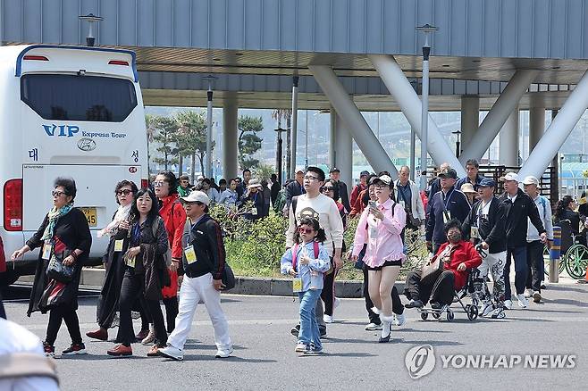 황금연휴 맞아 제주 찾은 중국 크루즈 관광객 (제주=연합뉴스) 박지호 기자 = 중국 텐진에서 출항해 30일 오전 제주항에 도착한 크루즈 드림(Dream)호(7만7천t급)를 타고 온 중국인 관광객이 제주 시내 관광에 나서고 있다. 2024.4.30 jihopark@yna.co.kr