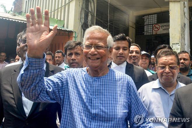 12일 횡령 혐의로 기소된 후 취재진에 손 흔드는 유누스 [AFP 연합뉴스 자료사진. 재판매 및 DB 금지]