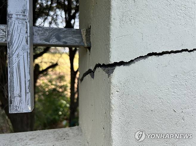 지진으로 금이 간 학교 담벼락 (부안=연합뉴스) 12일 발생한 4.8 규모 지진으로 전북 부안군 계화면에 있는 한 중학교 담벼락이 금이 가 있다 2024.6.12 [전북자치도교육청 제공. 재판매 및 DB 금지] warm@yna.co.kr