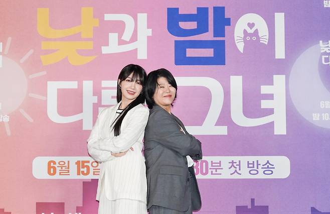 '낮과 밤이 다른 그녀' 배우 정은지와 이정은 배우 정은지(왼쪽)와 이정은이 13일 JTBC 드라마 '낮과 밤이 다른 그녀' 제작발표회가 열린 서울 구로구 라마다서울 신도림호텔에서 포즈를 취하고 있다. [JTBC 제공. 재판매 및 DB 금지]