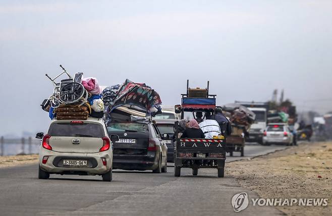 가자지구 남단 라파를 떠나는 피란민들 (라파 EPA=연합뉴스) 팔레스타인 가자지구 남단으로 내몰렸던 주민들이 12일(현지시간) 다시 이곳을 떠나고 있다. 이스라엘은 피난민이 밀집해 있는 라파에 무장정파 하마스 조직이 남아 있다며 공격 강도를 높이고 있다. 2024.02.13 kjw@yna.co.kr