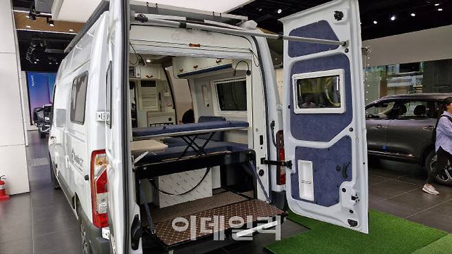 르노코리아 동탄대리점에 전시된 ‘르노 마스터’ 기반 캠핑카_