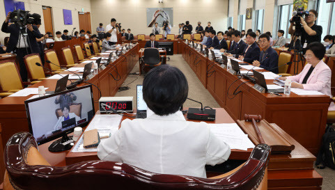 더불어민주당 소속 최민희 과학기술정보방송통신위원회 위원장이 14일 국회에서 열린 전체회의를 주재하고 있다. 사임계를 제출한 국민의힘 소속 위원들의 빈 자리가 보인다. (사진=연합뉴스)