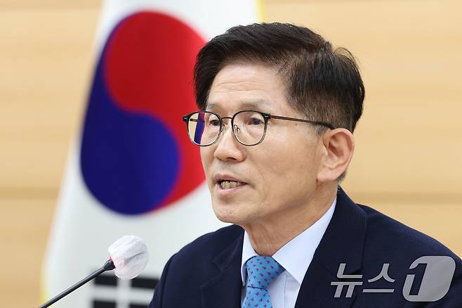 김문수 경제사회노동위원회 위원장이 30일 서울 종로구 경사노위에서 열린 '지속가능한 일자리와 미래세대를 위한 특별위원회' 첫 회의에서 인사말을 하고 있다. 특위는 노동시장 이중구조 문제를 비롯해 산업 전환 등을 다룰 예정이다. 2024.5.30/뉴스1 ⓒ News1 신웅수 기자