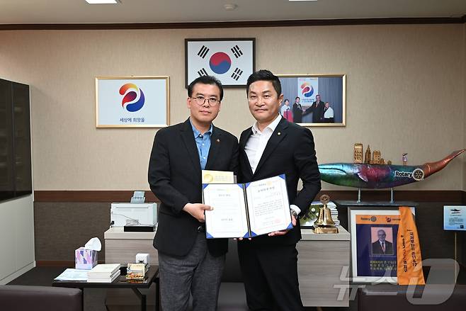 지난 13일 광주 남구청 박철호 홍보기획보좌관이 국제로타리 3710지구 '초아의 봉사상'을 수상 후 기념사진을 찍고 있다.(국제로타리 3710지구 제공)2024.6.14/뉴스1